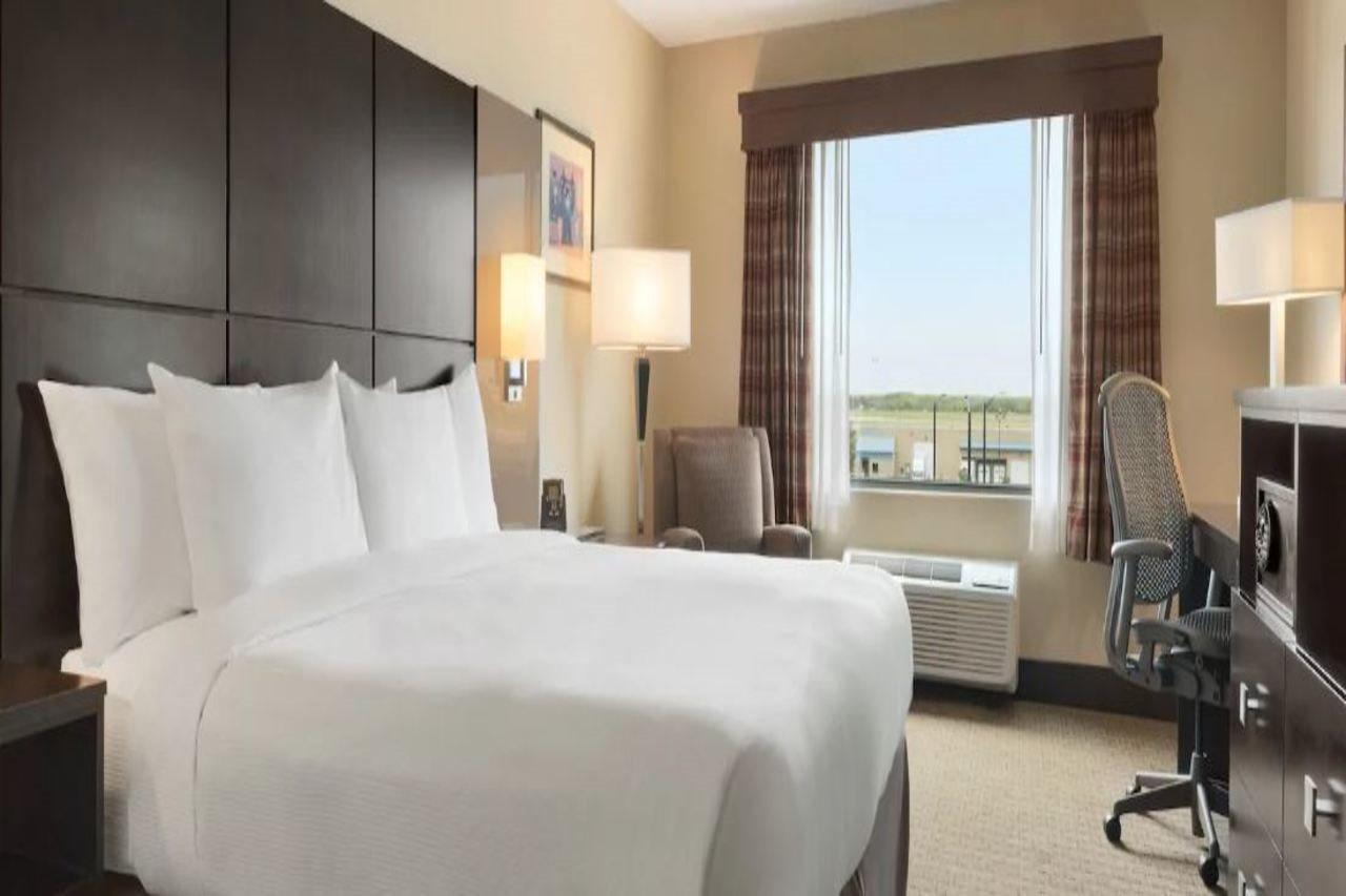 Hotel Doubletree By Hilton Wichita Airport Exteriér fotografie