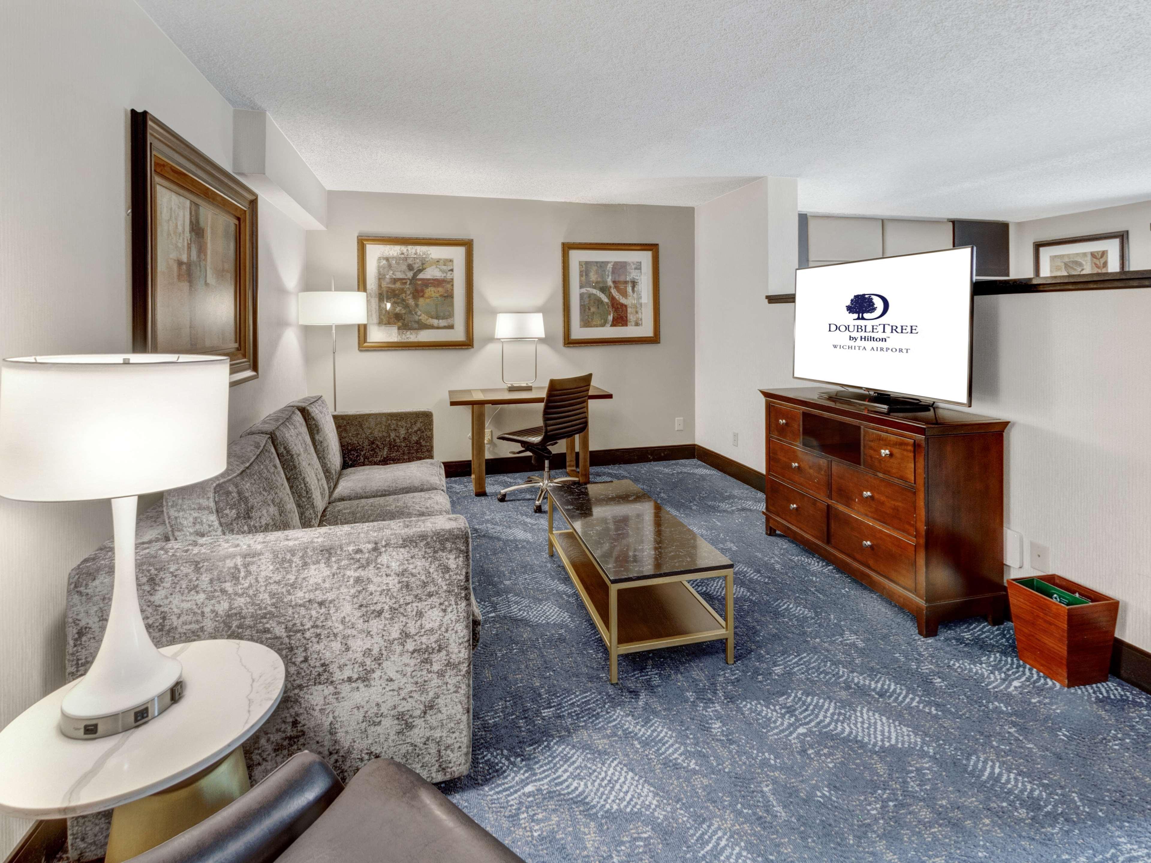 Hotel Doubletree By Hilton Wichita Airport Exteriér fotografie