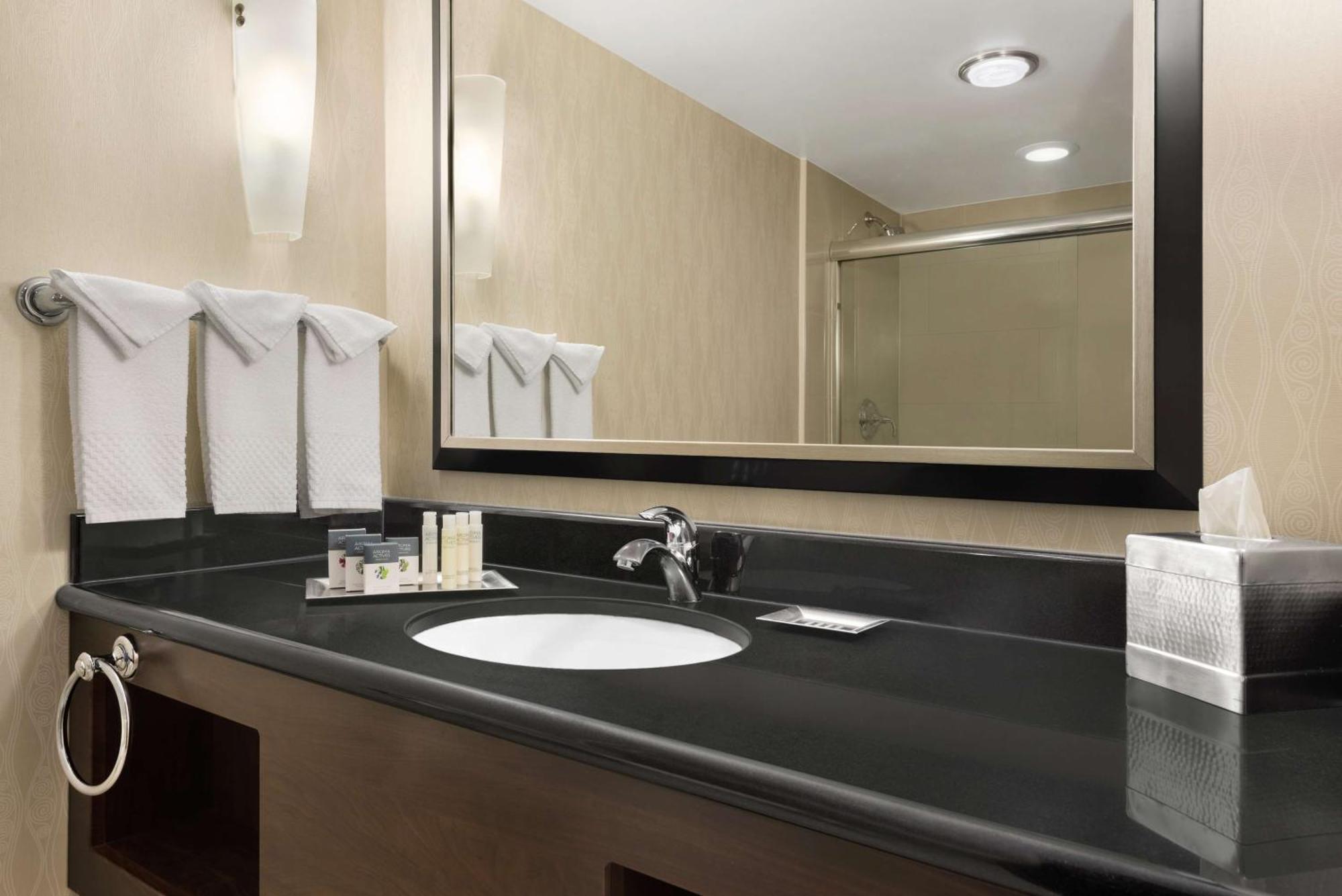 Hotel Doubletree By Hilton Wichita Airport Exteriér fotografie