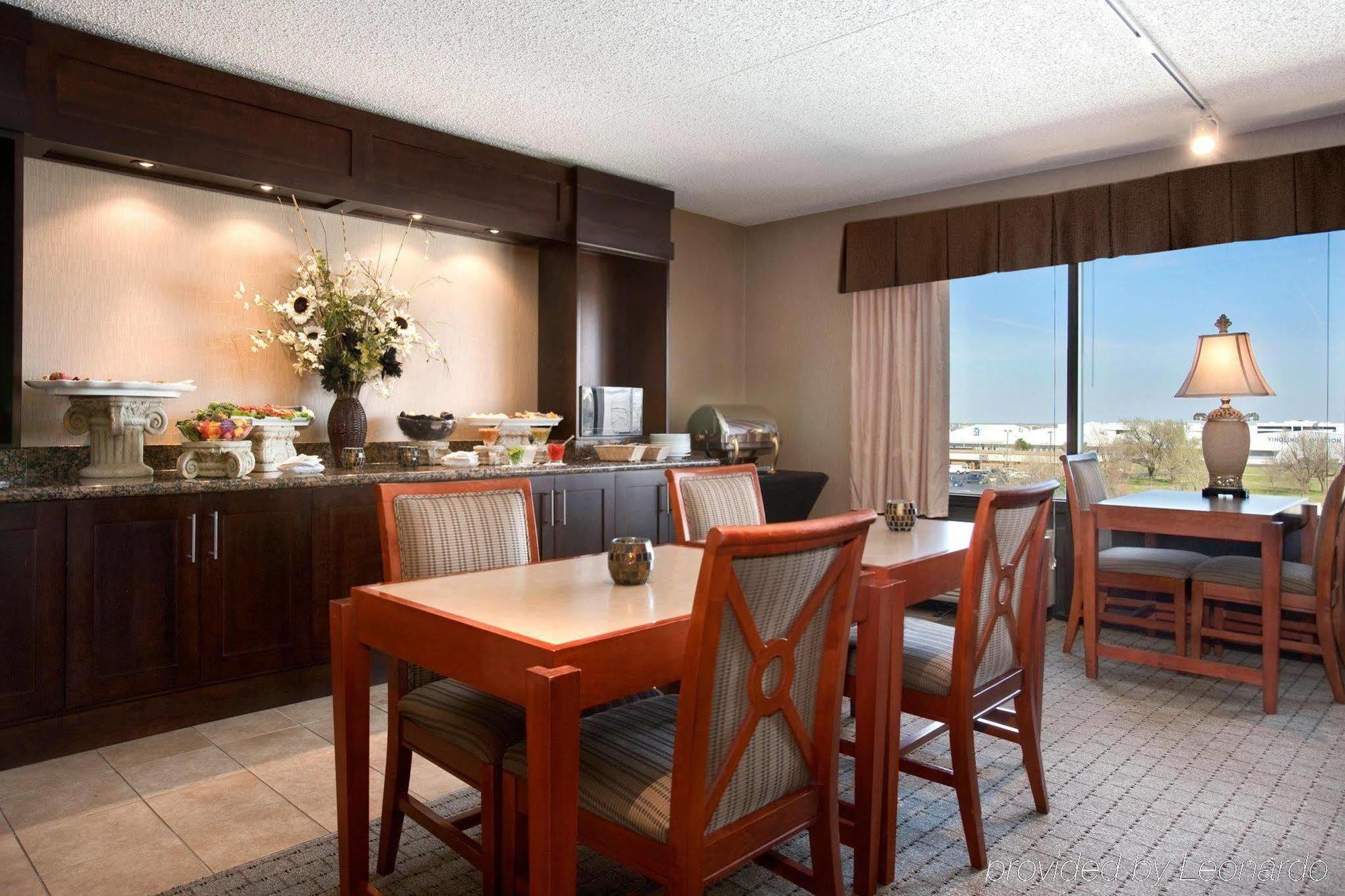 Hotel Doubletree By Hilton Wichita Airport Restaurace fotografie